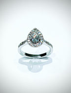 Bague or blanc palladié et diamant taille poire