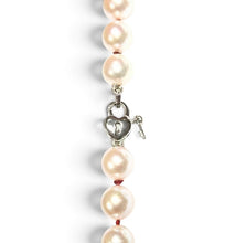 Charger l'image dans la galerie, Collier de Perles Akoya – Fil Rouge et Fermoir Cœur en Or 18 Carats
